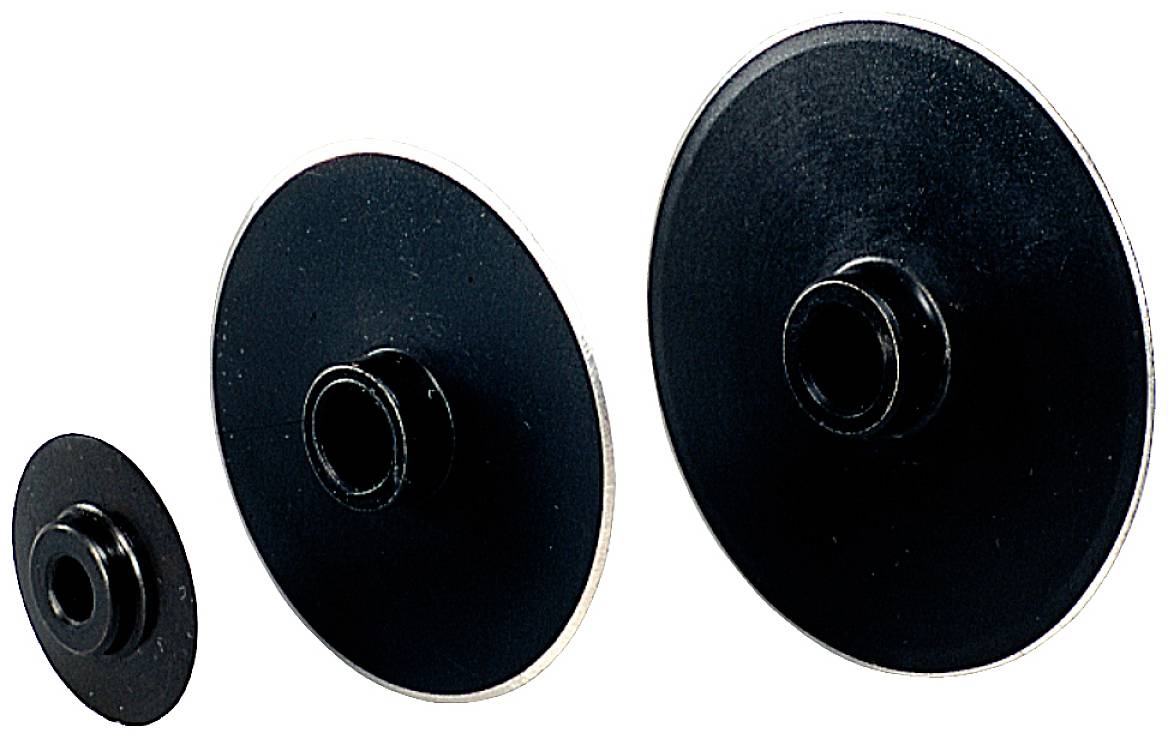 Drei unterschiedlich große schwarze Schleifscheiben, gestapelt von klein nach groß, auf einem weißen Hintergrund.