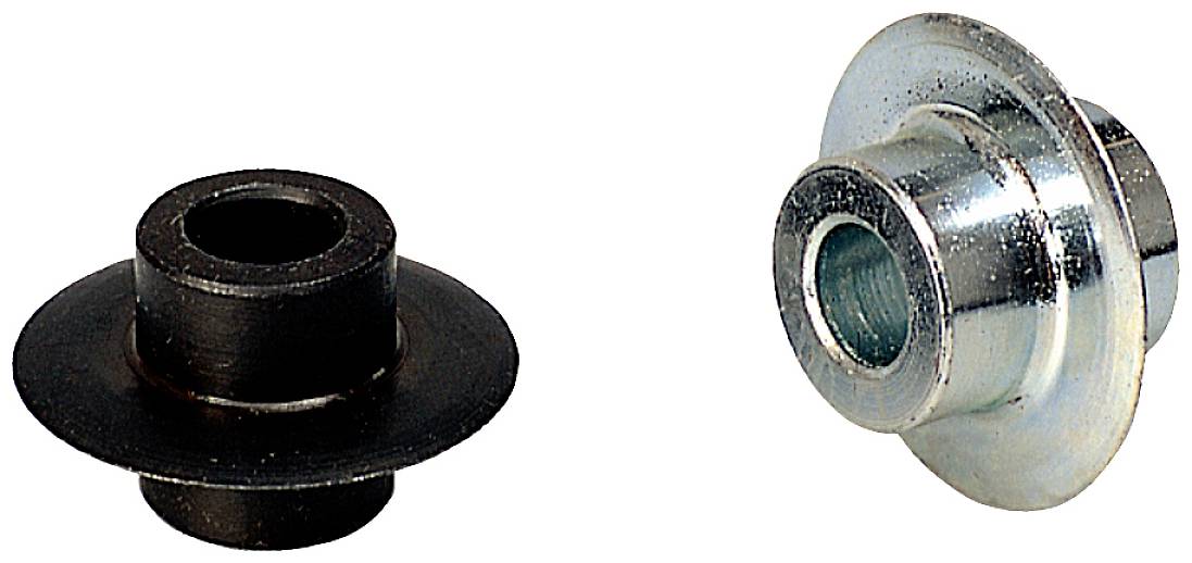 Zwei Buchsen aus verschiedenen Materialien: links eine schwarze Kunststoffbuchse, rechts eine glänzende Metallbuchse.