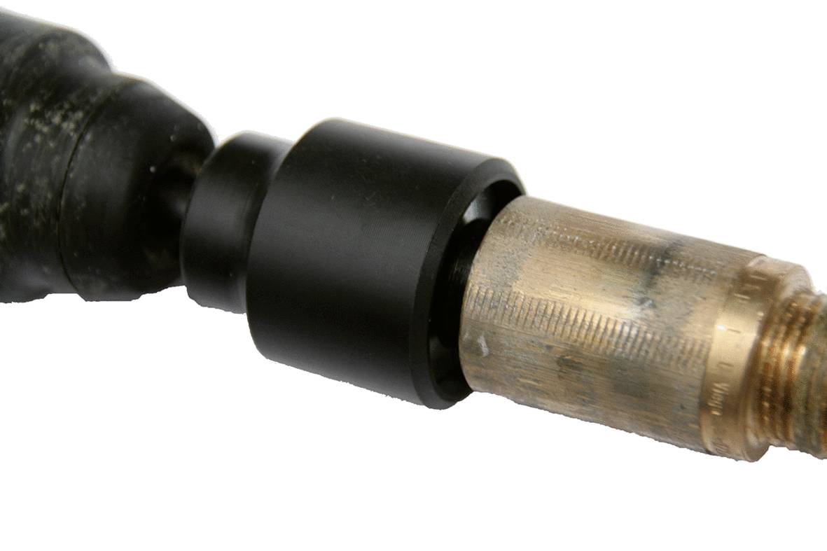 Nahaufnahme eines Metall- und Kunststoffwerkzeugs, das die Verbindung zwischen zwei Abschnitten zeigt. Wichtige Details für Technik oder Bauarbeit.