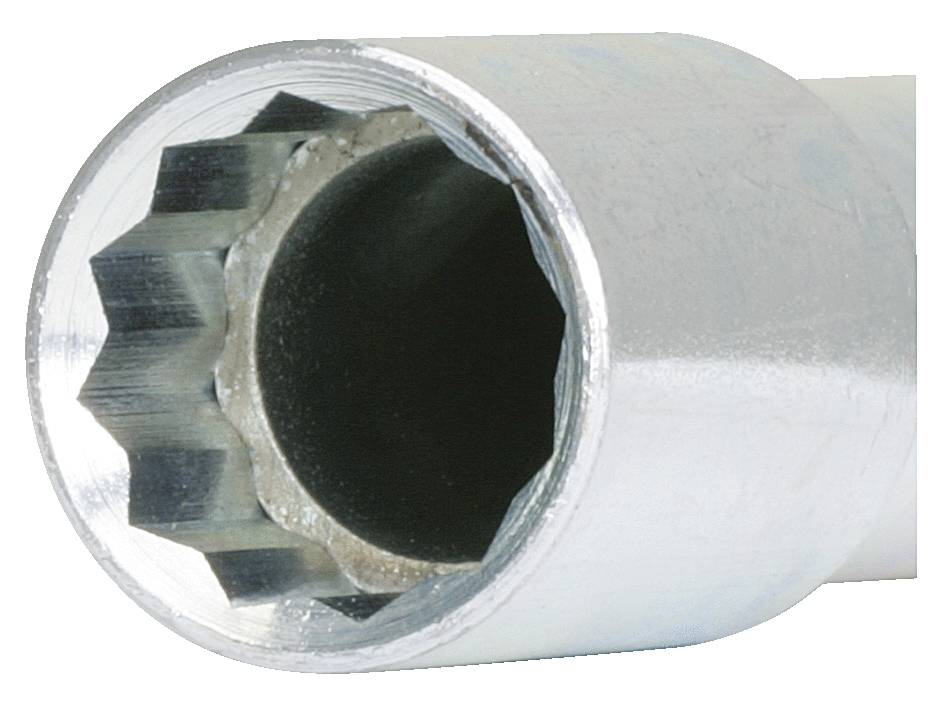 Metallische Stecknuss mit zwölfkantiger Öffnung, geeignet für Schraubarbeiten in mechanischen Anwendungen.