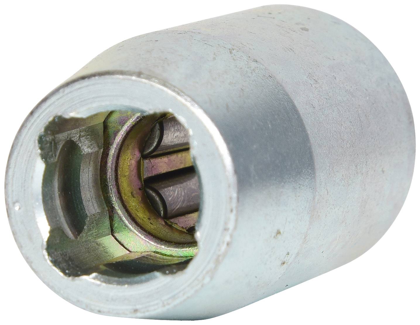 Ein silbernes, zylinderförmiges Metallteil auf weißem Hintergrund, vermutlich ein Teil eines Mechanismus oder Werkzeugs mit vertikalen Rillen innen.