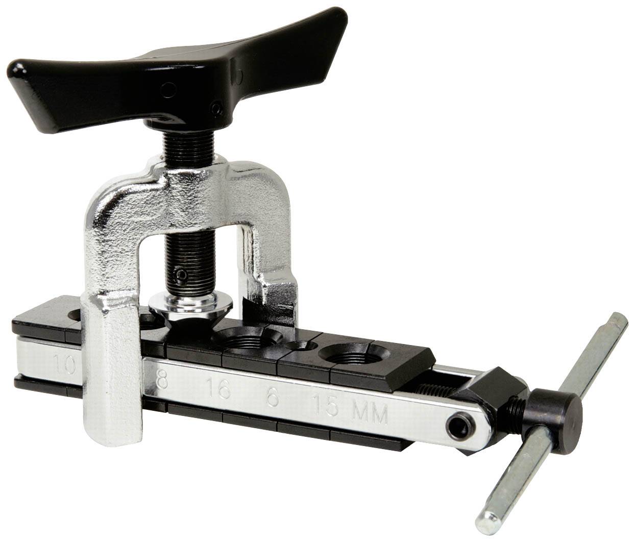 Eine Rohrbördelmaschine in Metallausführung mit schwarzem Drehgriff und Führungsschiene, gestaltet zum Bördeln von Rohren unterschiedlicher Größen.