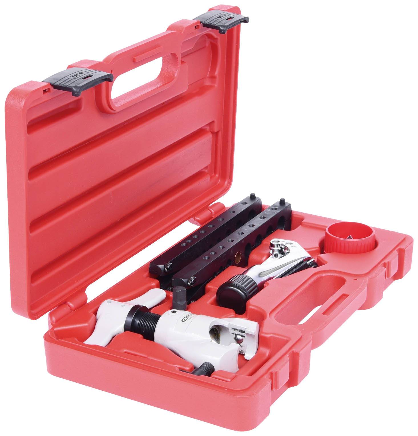 Ein roter Werkzeugkoffer enthält ein Rohrschneide-Set mit Schneidern und Halterungen, geeignet für das präzise Schneiden von Rohren.