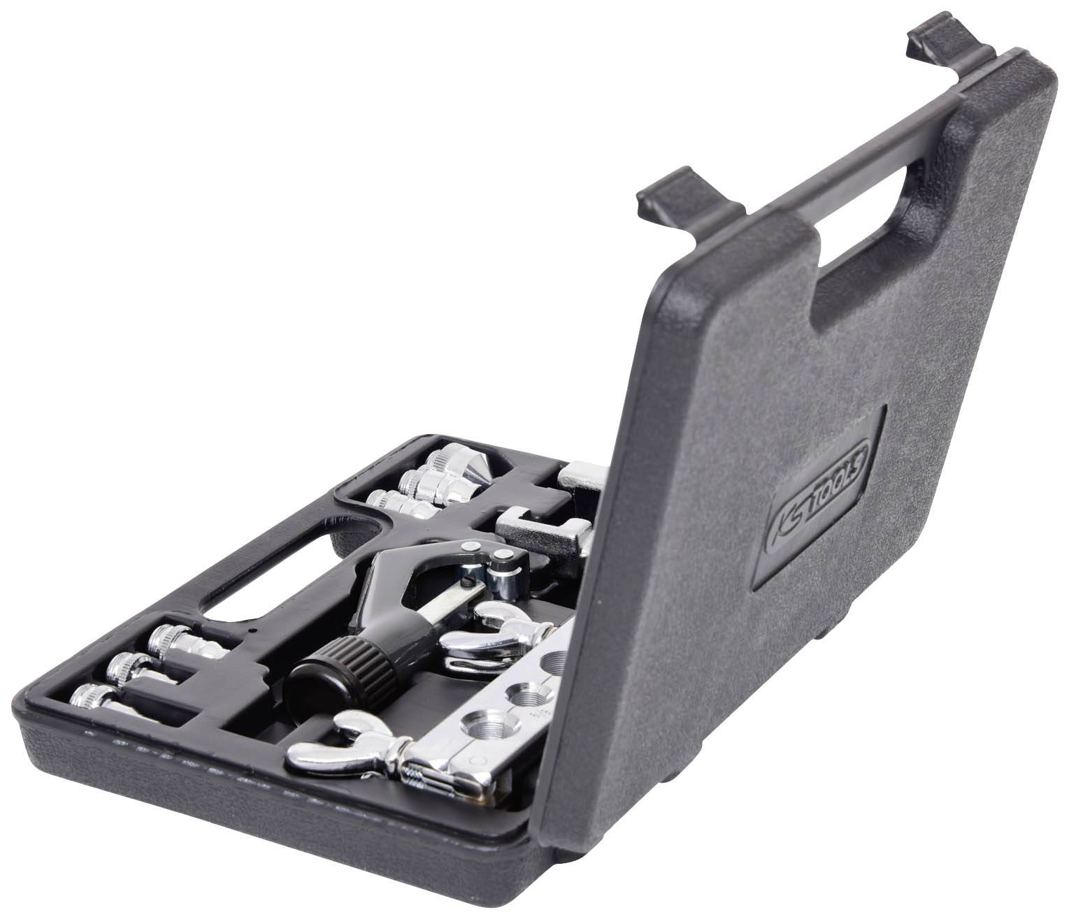Ein offener Werkzeugkoffer mit verschiedenen Metallwerkzeugen, darunter eine Flare-Werkzeugzange, organisiert in Fächern.