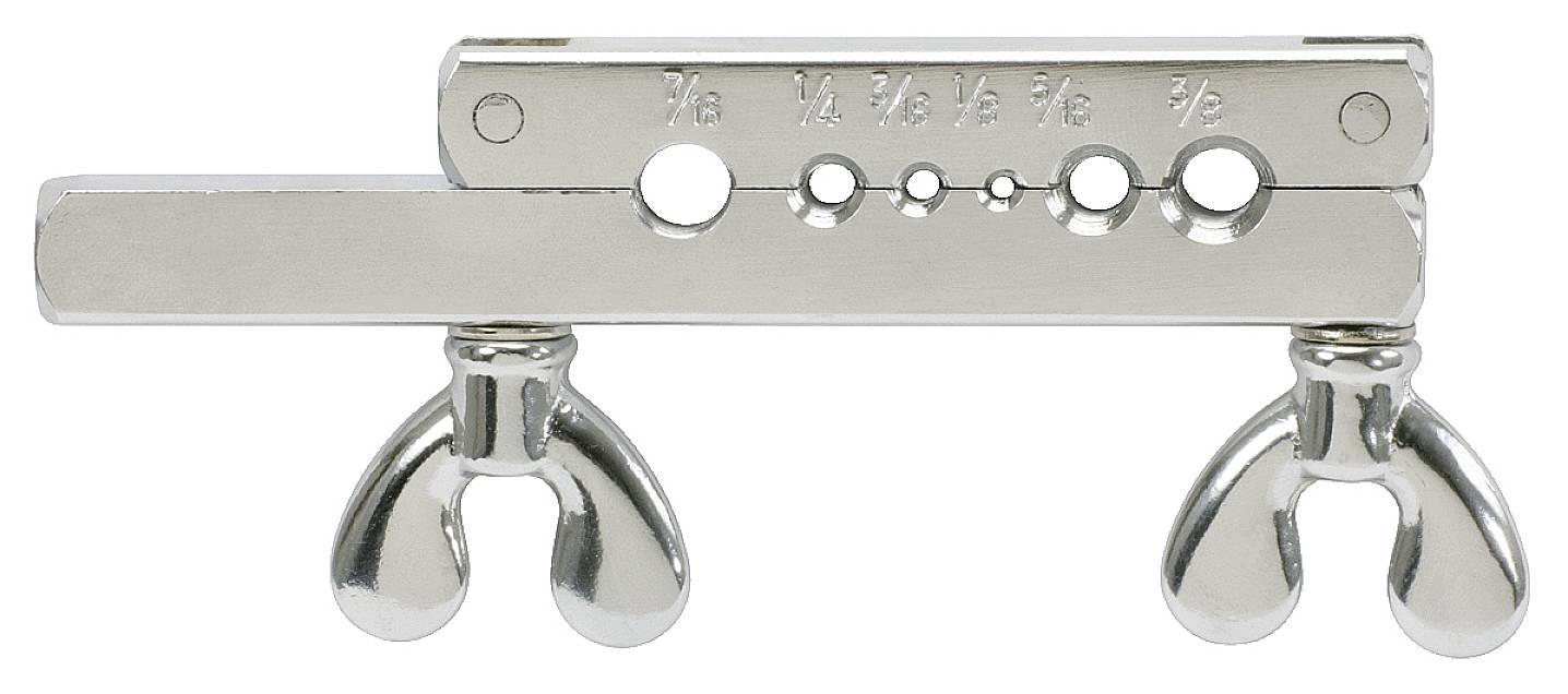 Ein silberfarbenes Werkzeug aus Metall zur Herstellung unterschiedlicher Rohrweiten, erkennbar an nummerierten Löchern und Flügelmuttern.
