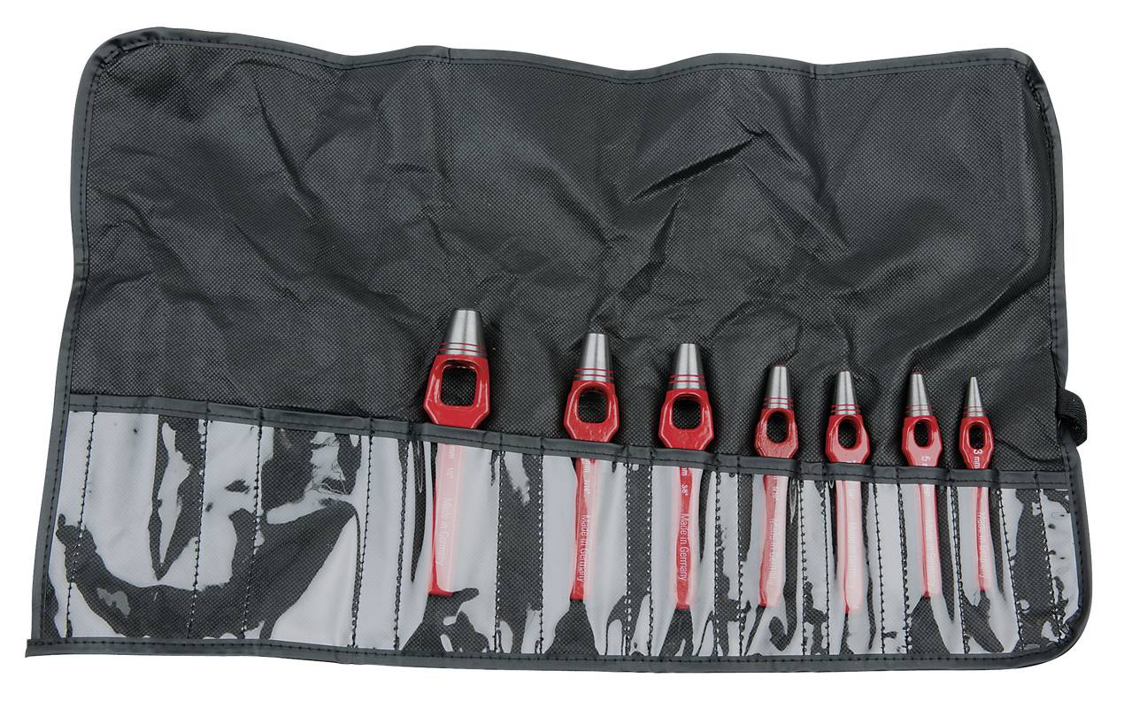 Ein Satz Stanzwerkzeuge in einer schwarzen Tasche. Die Werkzeuge sind rot und in verschiedenen Größen geordnet.