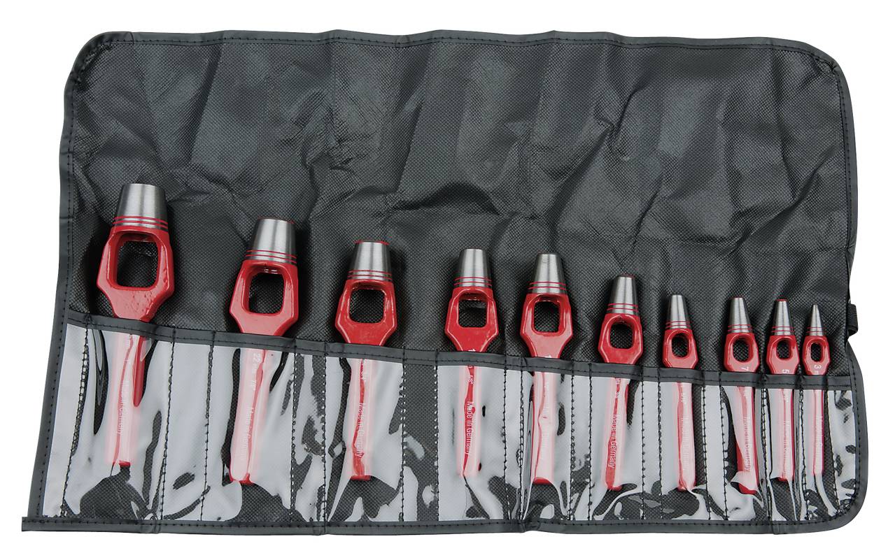 Ein Satz aus zehn roten Lochpfeifen in verschiedenen Größen, sortiert in einem aufgerollten schwarzen Werkzeugetui.