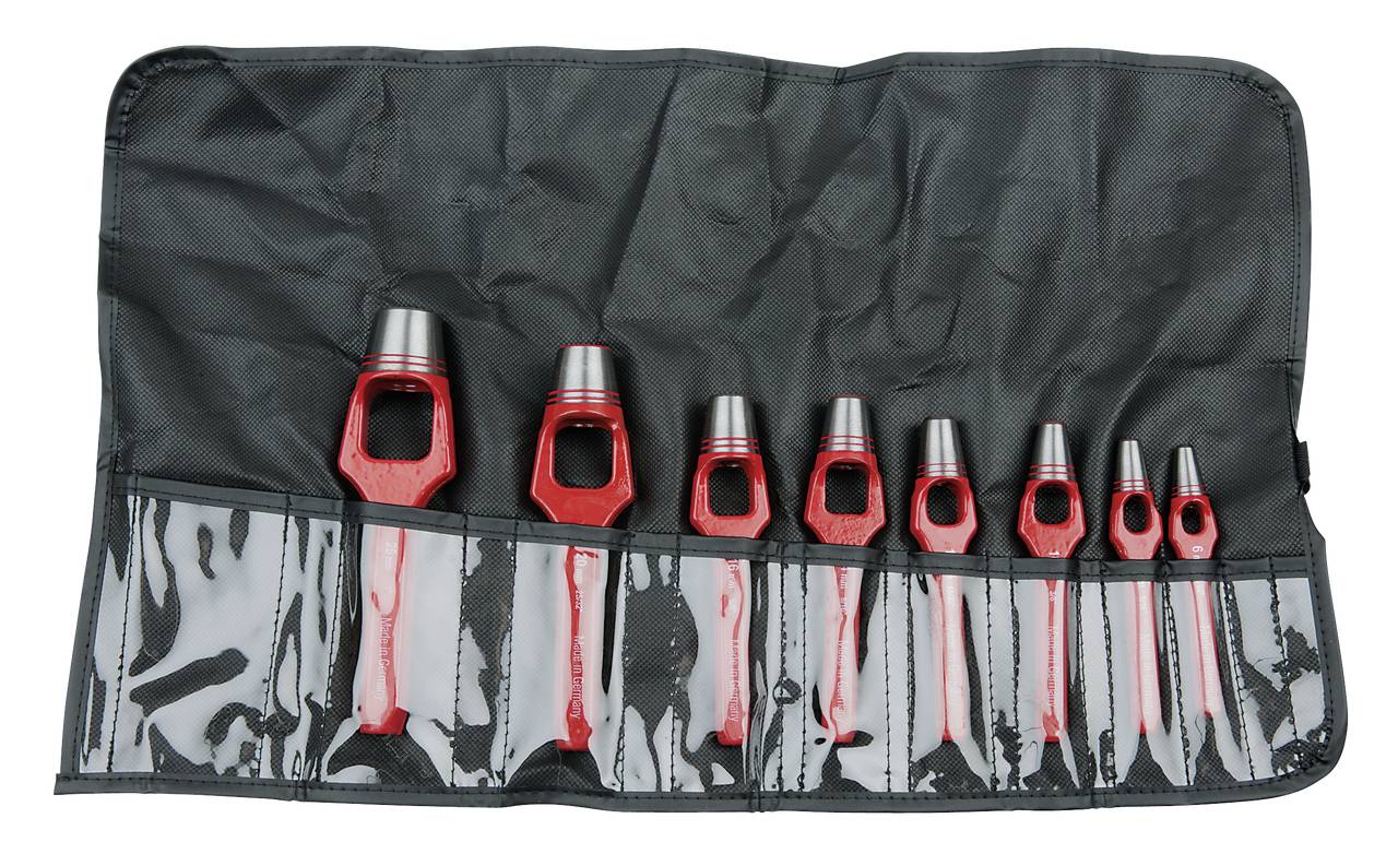 Ein Set von acht roten Lochpfeifen mit grauen Spitzen, angeordnet in einer aufklappbaren schwarzen Tragetasche mit transparenten Fächern.
