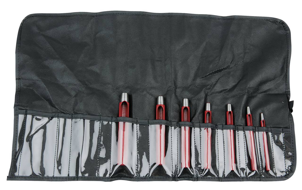 Ein offenes Etui mit sieben Schneidwerkzeugen in verschiedenen Größen, die in separaten Fächern aufbewahrt werden.