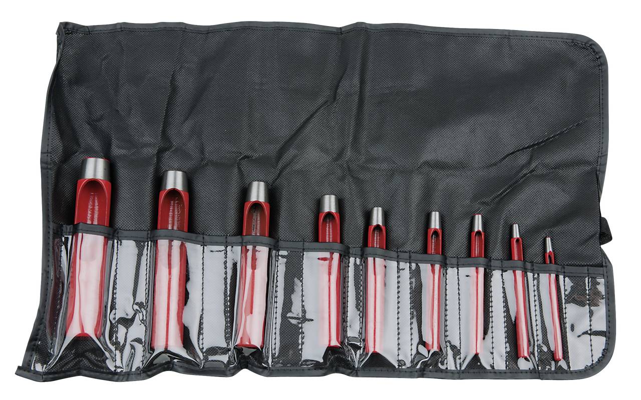 Ein Satz roter Handwerkzeuge in verschiedenen Größen, ordentlich in einer schwarzen Rolltasche angeordnet, mit Fächern.