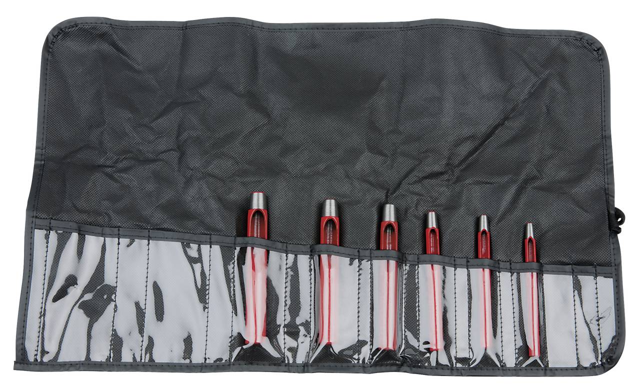 Rolle mit fünf roten Kugelschreibern in transparenten Fächern, auf grauem Stoff.