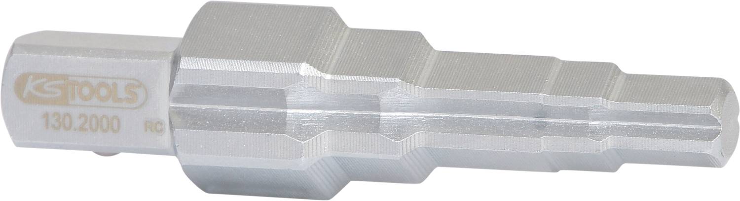 Metallischer Adapter mit sechseckigem, abgestuftem Design; verwendet zur Verbindung von Werkzeugen in mechanischen Anwendungen.