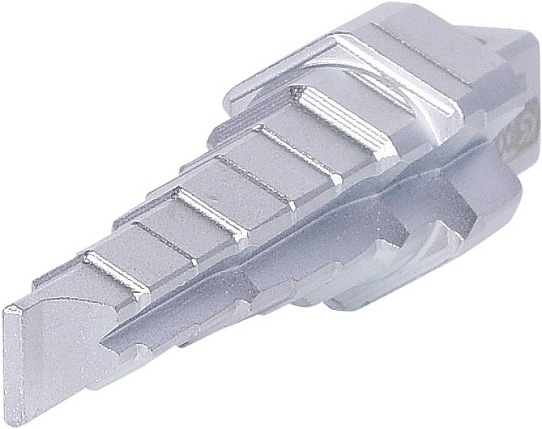 Ein silbernes, metallisches Bauteil mit stufenförmiger Struktur und schrägen Kanten, möglicherweise ein mechanischer oder technischer Komponente.