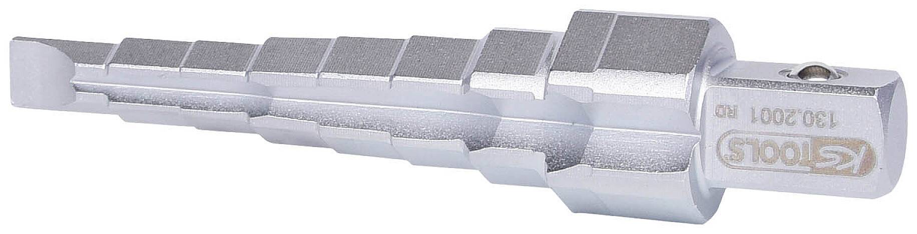 Ein silbernes Kegelstufenbohrerwerkzeug, mit verschiedenen Stufen für unterschiedlich große Bohrlöcher, aus Metall gefertigt.