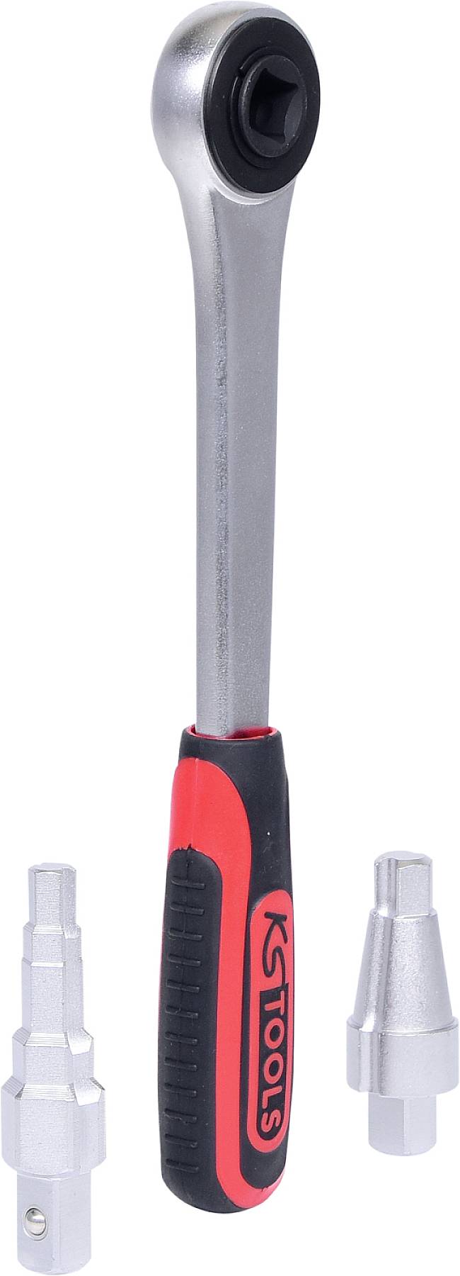 Ein silberner Ratschen-Schraubenschlüssel mit rotem Griff und zwei austauschbaren Steckschlüsselaufsätzen.