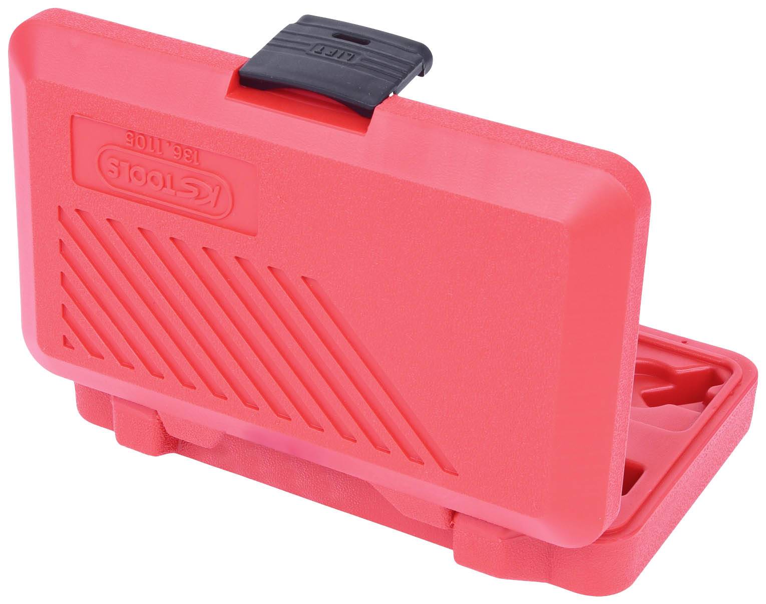 Ein roter Koffer mit schwarzem Verschluss, offen stehend. Enthält Fächer für Werkzeuge, Marke 'Kstools' auf der Außenseite erkennbar.