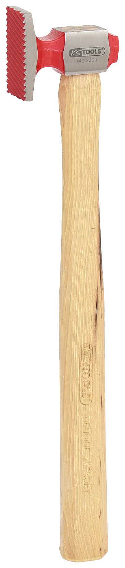 Ein Maurerhammer mit rotem Kopf und Holzgriff, geeignet für Bauarbeiten und präzises Bearbeiten von Ziegeln und Steinen.