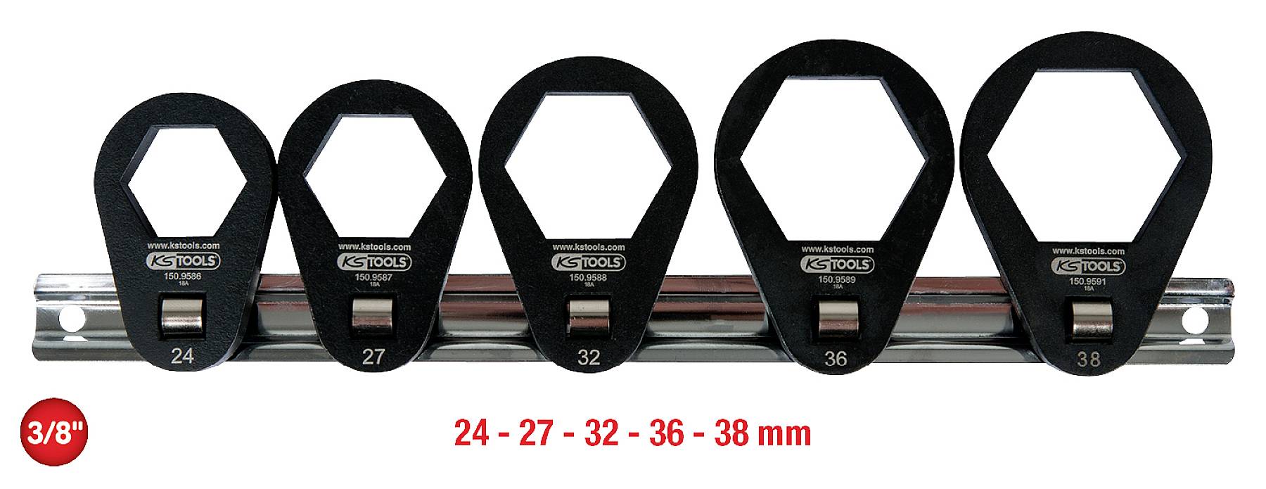 Fünf schwarze Gabelschlüssel auf einer Halterung, beschriftet mit Größen 24, 27, 32, 36, 38 mm. Ein rotes Symbol zeigt '3/8' an.