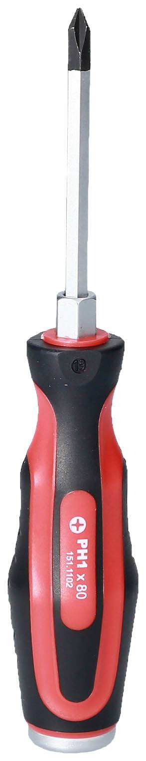 Ein roter und schwarzer Schraubendreher mit Kreuzschlitzkopf, vertikal ausgerichtet, vor weißem Hintergrund.