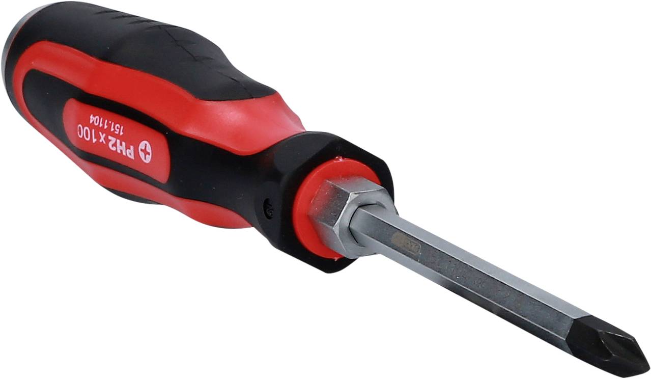 Ein rot-schwarzer Kreuzschlitzschraubendreher mit ergonomischem Griff und metallischer Spitze, abgewinkelt und leicht schräg dargestellt.