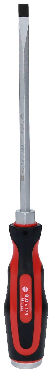 Flacher Schraubenzieher mit schwarzem und rotem Griff, vertikal ausgerichtet, für allgemeine Heimwerkerarbeiten.