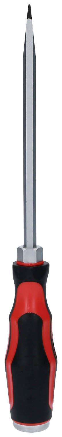 Ein Schraubendreher mit rotem und schwarzem Griff und einem langen, spitzen, metallischen Schaft, steht vertikal auf der Spitze.