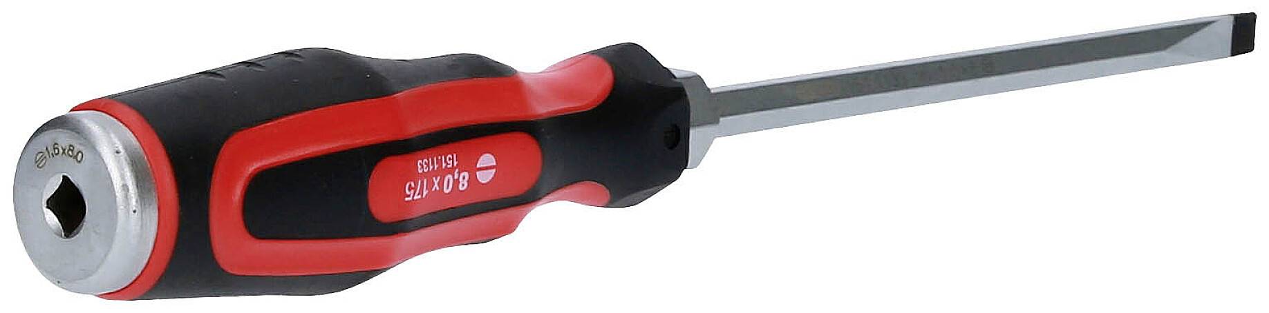 Schraubendreher mit rotem und schwarzem Griff, flacher Metallspitze. Geeignet zum Ein-/Ausdrehen von Schrauben.