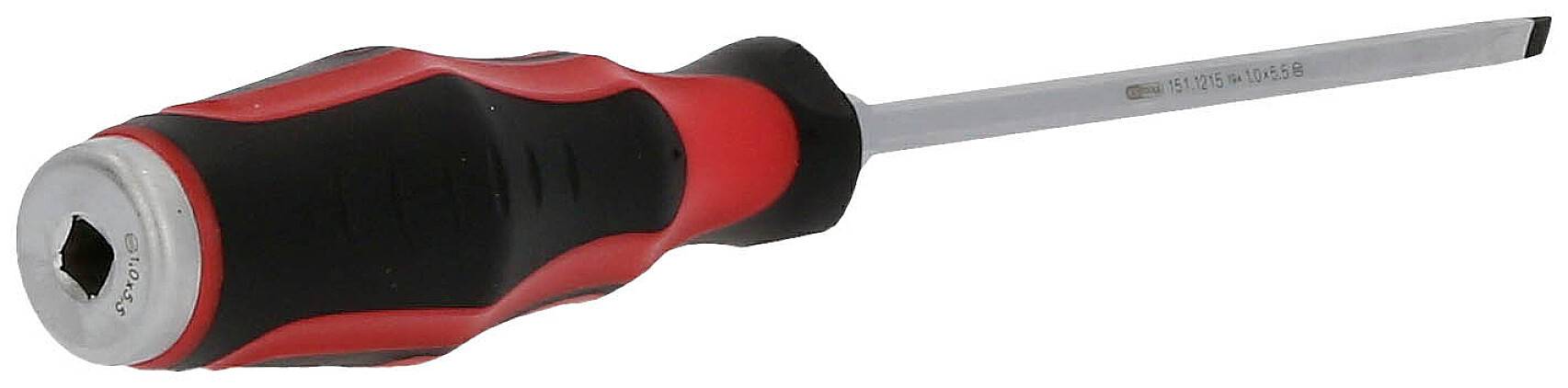 Schraubenzieher mit rotem und schwarzem Griff und flacher Klinge, geeignet zum Schrauben in Schlitzschrauben.