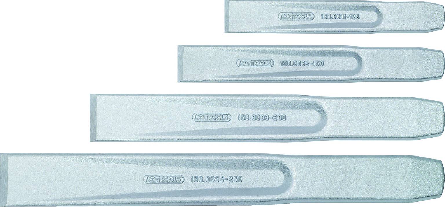 Vier Metallmeißel in verschiedenen Größen, alle mit eingravierter Seriennummer, horizontal angeordnet.