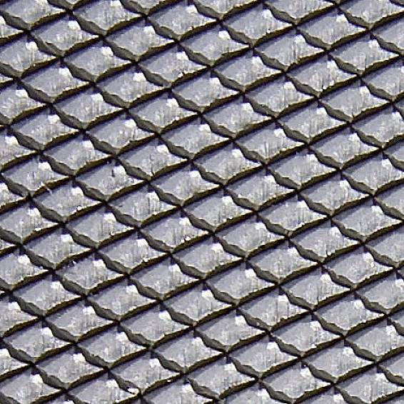 Ein Makrofoto zeigt ein sich wiederholendes, diamantenförmiges Muster auf einer metallischen, gitterartigen Oberfläche.