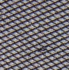 Ein diagonales Netzgitter aus Metall, das an ein Material in Großaufnahme erinnert, mit einem gleichmäßigen, sich wiederholenden Muster.