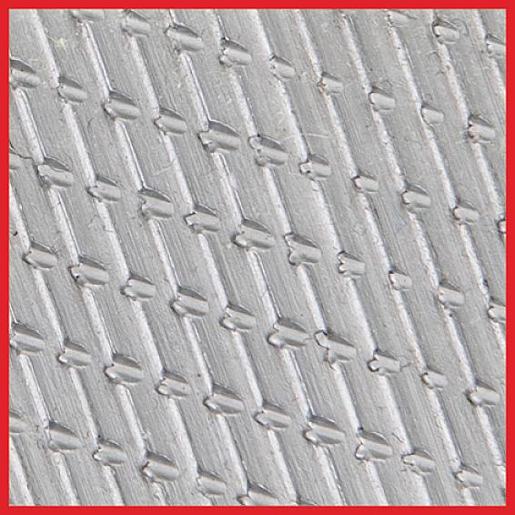 Silberne, diagonale Streifen mit erhabener Textur und hellrotem Rahmen.