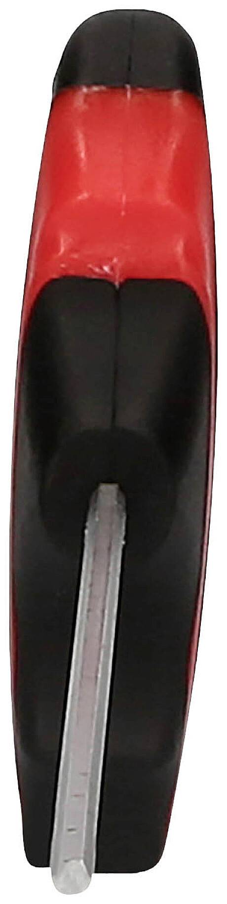 Ein rotes und schwarzes Messer mit teilweise einziehbarer Klinge, vertikal ausgerichtet, zeigt die Klingenseite.