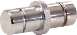 Ein glänzender, metallischer Zylinder mit gerändeltem Mittelteil und zwei Einkerbungen, möglicherweise Teil eines mechanischen Werkzeugs oder Anschlusses.