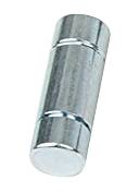 Metallzylinder, reflektierende Oberfläche, in schräger Ansicht.