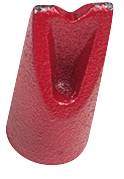 Ein roter, metallener Keil mit V-förmiger Einkerbung, verwendet zum effektiven Spalten von Holz.