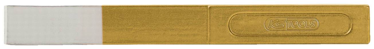 Ein rechteckiger USB-Stick mit einer Holzoptik und einem Metallteil links. Rechts befindet sich ein eingraviertes Logo.