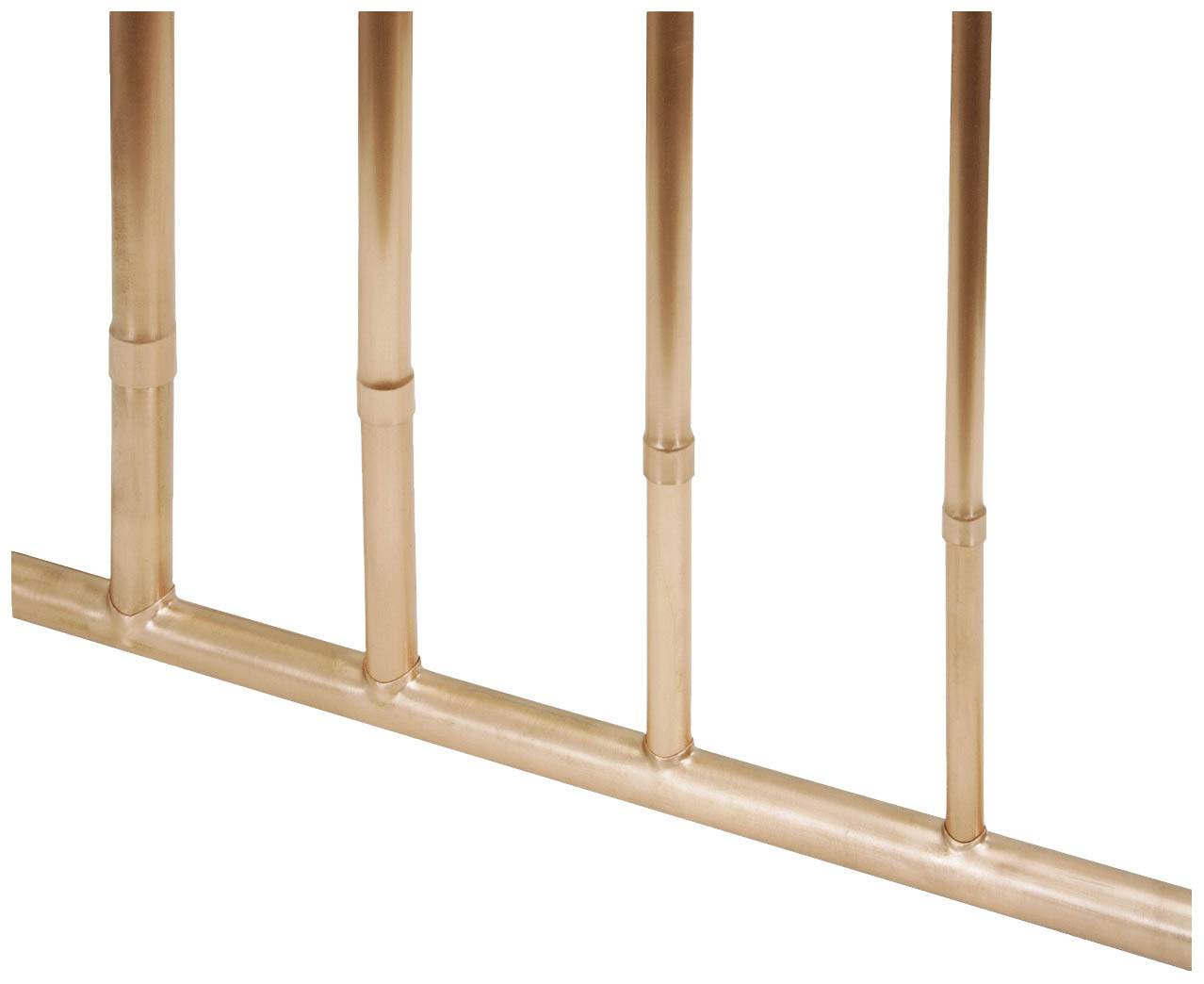 Kupferrohre in einer vertikalen Konstruktion, angeordnet zur Darstellung einer Rohrinstallation.