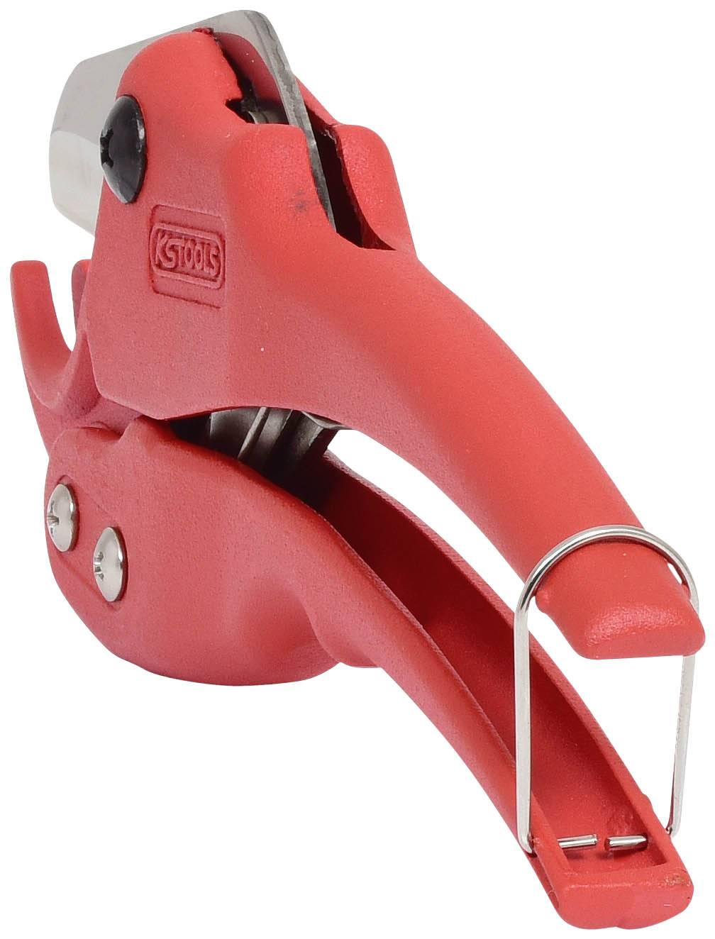 Rote Rohrschneiderzange in geschlossenem Zustand, mit Metallklinge und Klemmlasche, geeignet zum Schneiden von Kunststoffrohren.