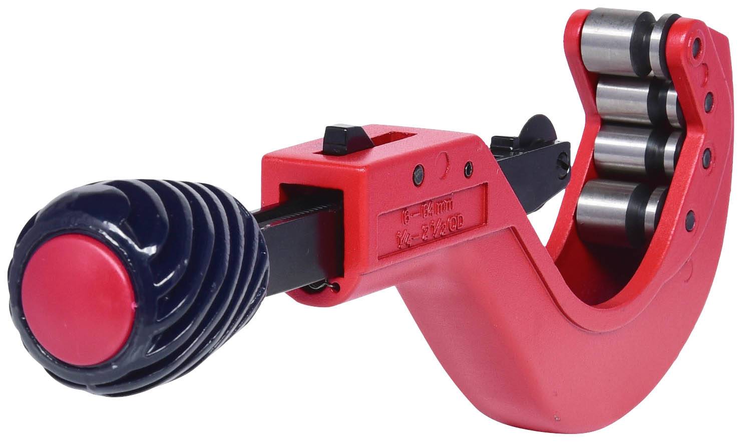 Rotes Rohrschneidewerkzeug mit langem Griff und drei Rollen am Schneidekopf. Geeignet für präzises Schneiden von Rohren unterschiedlicher Materialien.