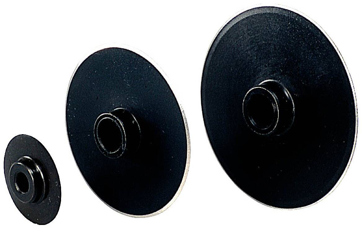 Drei schwarze Metall-Scheiben unterschiedlicher Größe, nebeneinander stehend. Sie haben jeweils ein zentrales Loch.