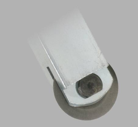 Nahaufnahme eines Rollenlagers an einer Metallstruktur, geeignet für Möbel wie Schränke oder Tische, auf grauem Hintergrund.