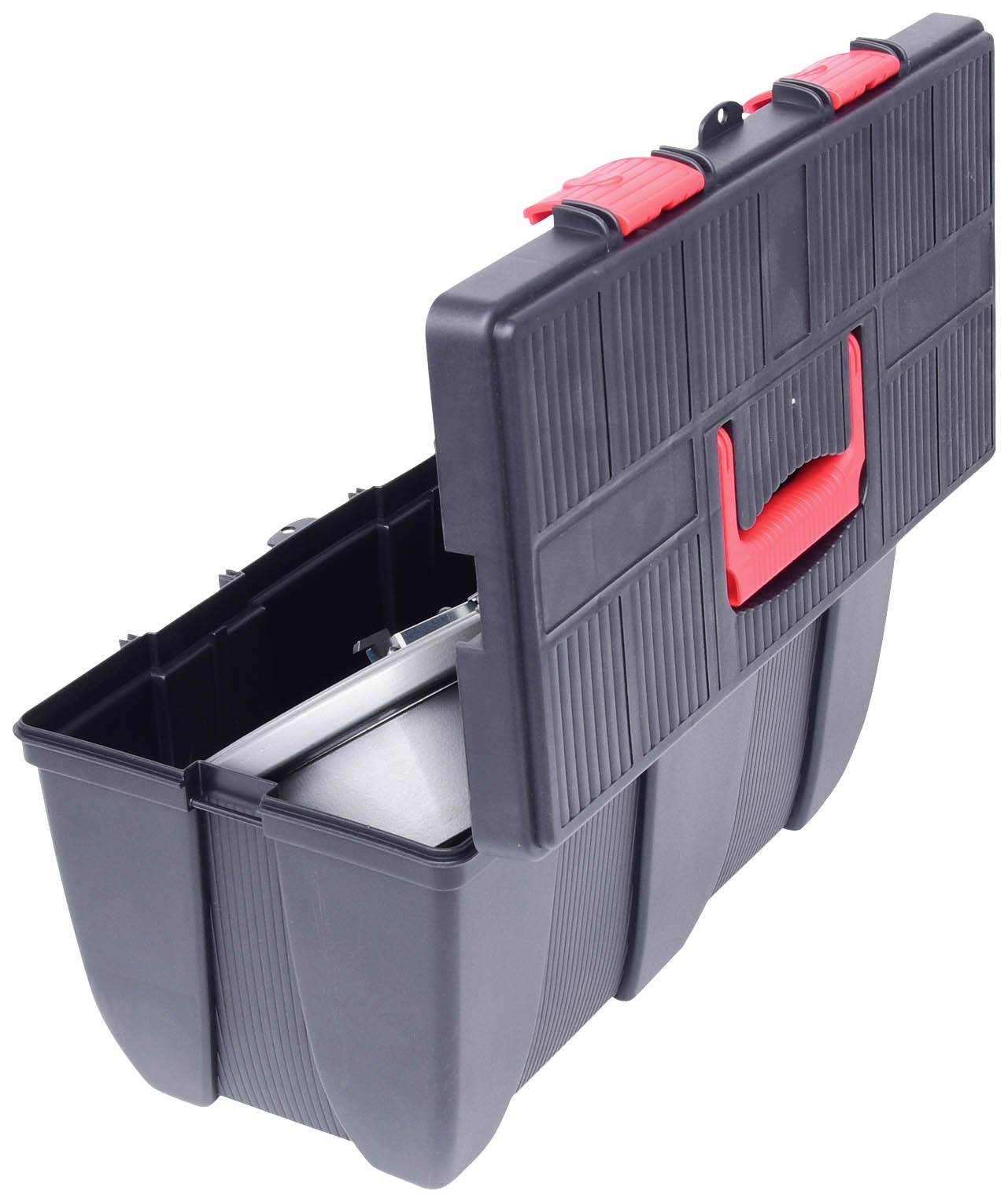 Schwarzer Werkzeugkasten aus Kunststoff mit rotem Griff und roten Verschlüssen, teilweise geöffnet, Hauptfach und Deckel sichtbar.