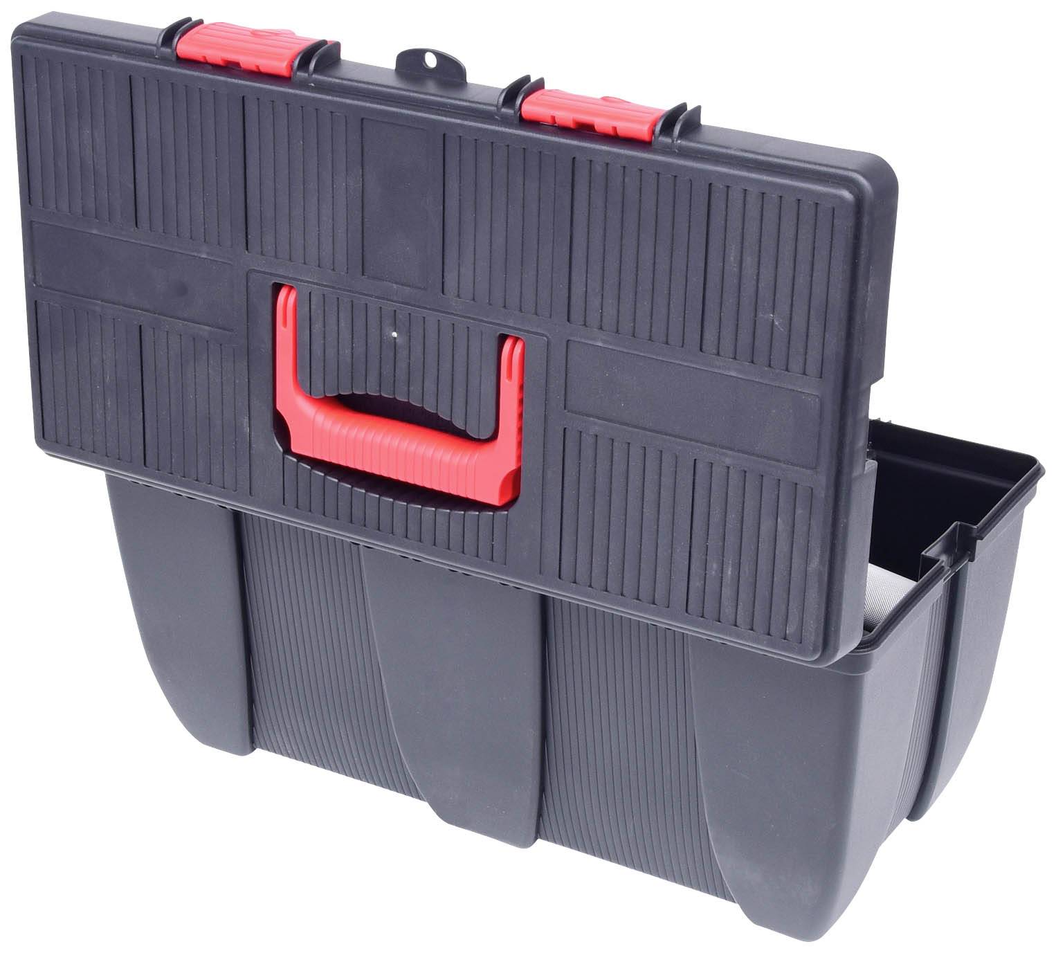 Schwarzer Werkzeugkasten aus Kunststoff mit rotem Griff und zwei roten Verschlussschnallen, leicht geöffnet, auf weißem Hintergrund.