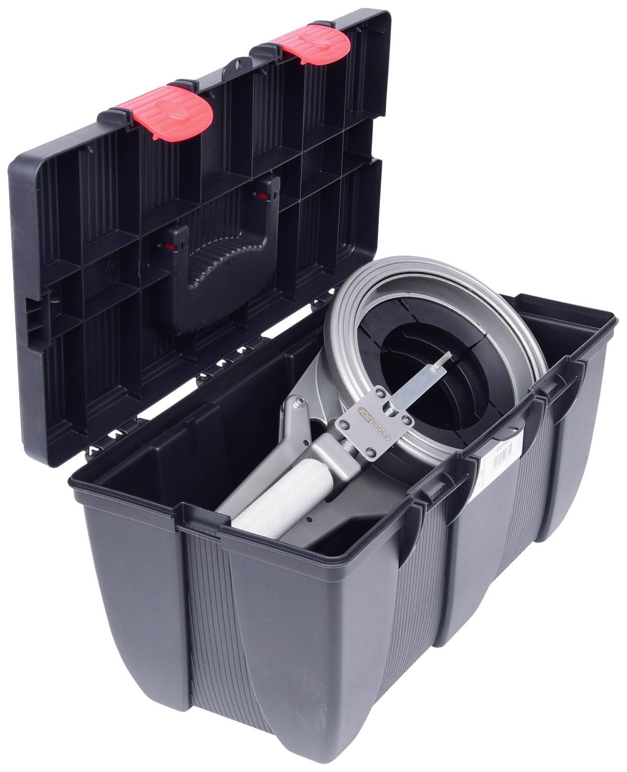 Schwarzer Werkzeugkoffer mit roten Verschlüssen, geöffnet und mit einem silbernen mechanischen Gerät innen.