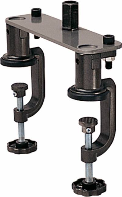 Zwei schwarze C-förmige Schraubzwingen aus Metall, die an einem rechteckigen Metallstück befestigt sind, zur stabilen Tischbefestigung.