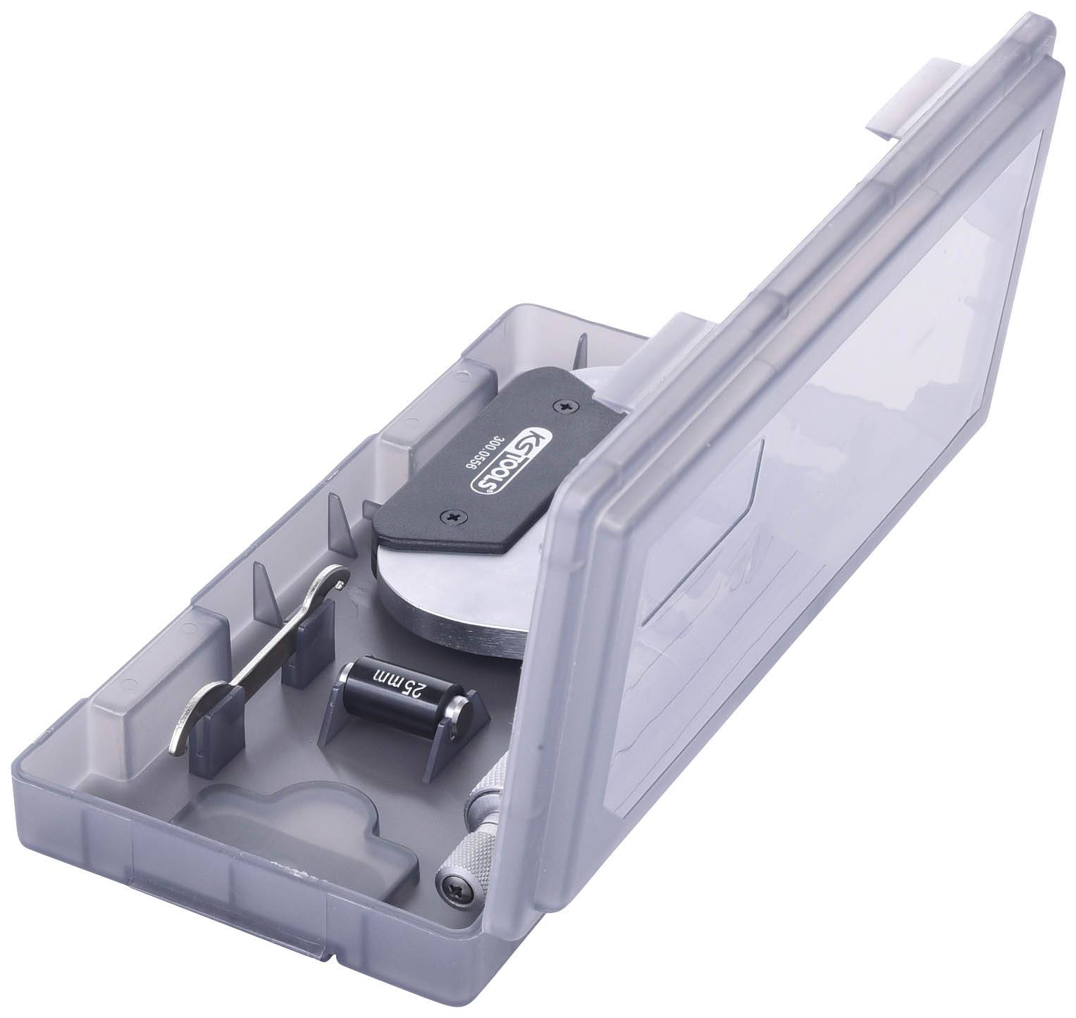 Ein geöffnetes, durchsichtiges Etui enthält ein Messwerkzeug und Zubehörteile, darunter ein schwarzer Sensorkopf und ein schwarzer Clip.