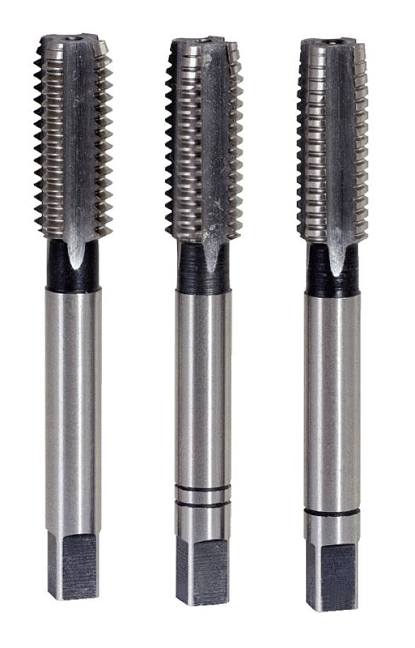 Drei Metall-Gewindebohrer in einer Reihe, die Werkzeug für das Schneiden von Innengewinden darstellen.