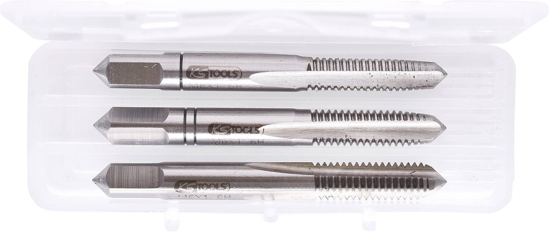 Drei Metallbohrer in einem durchsichtigen Plastikgehäuse, jeder mit unterschiedlichem Gewindemuster für verschiedene Bohrgrößen.
