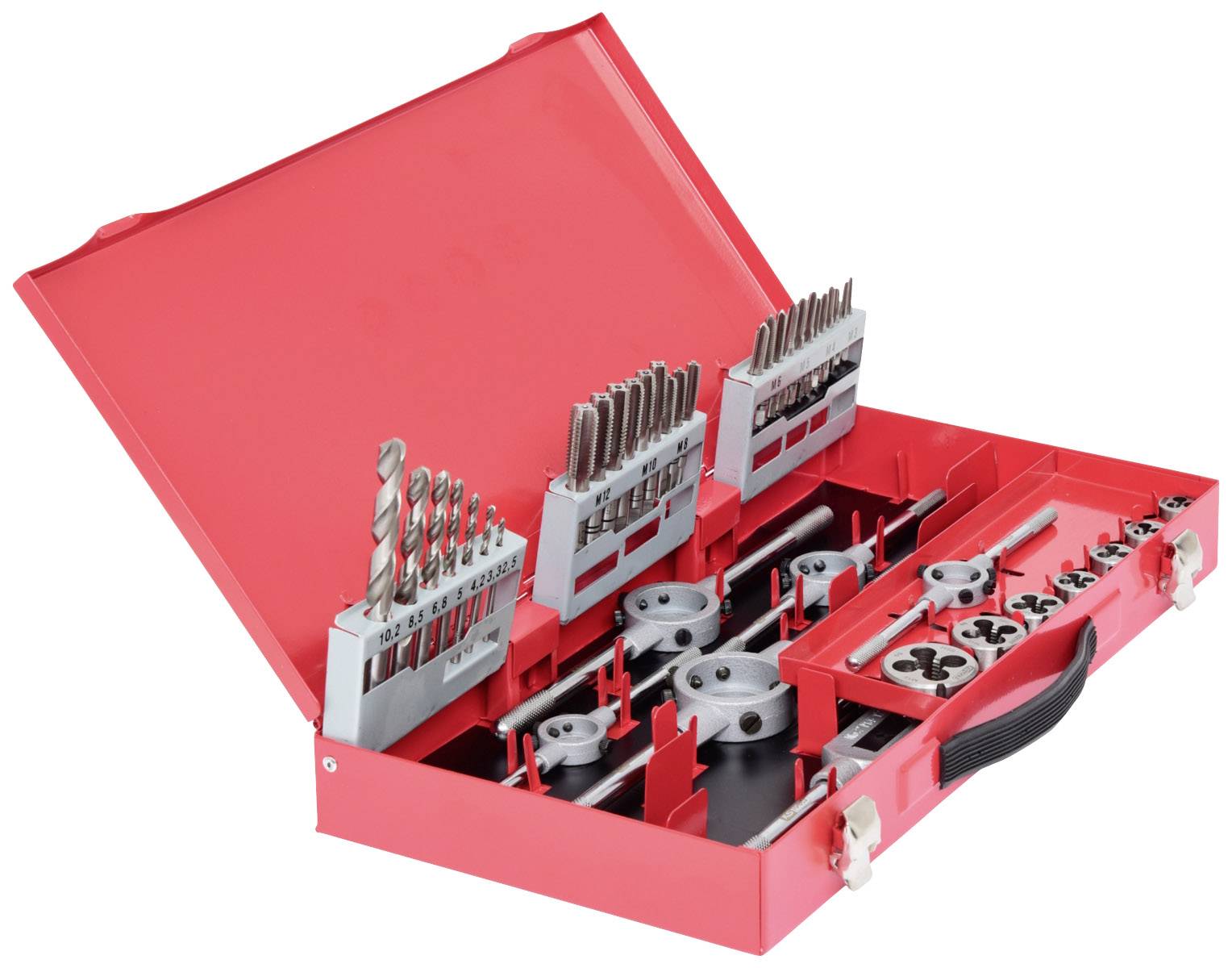 Roter Metallkoffer mit einem Set aus Bohrern, Gewindebohrern und Schraubenwerkzeugen, ordentlich in Fächern angeordnet.